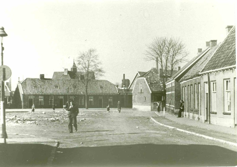 Kuipersdijk 38-42 vanaf Spelbergsweg . Achter de huizen aan de Kuipersdijk is de Christelijk Gereformeerde kerk aan de Borneostraat.  rechts 36 Peddie. 1943.jpg
