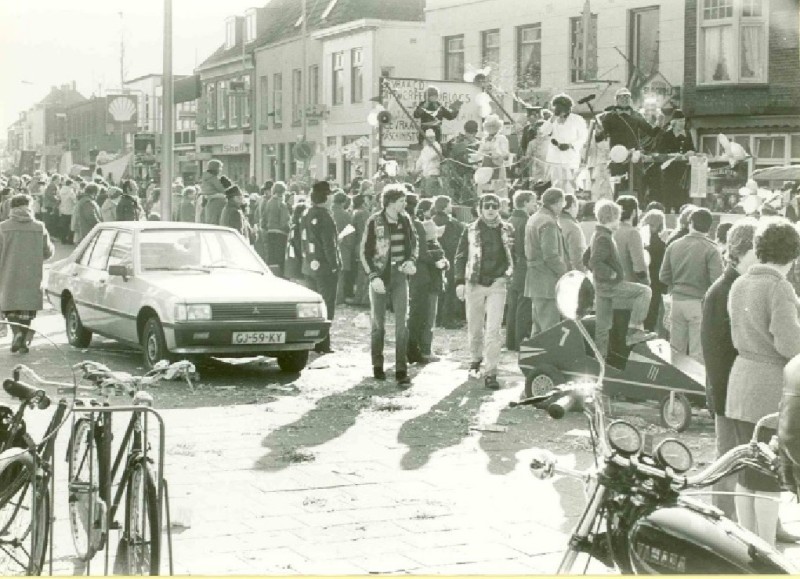 Kuipersdijk 54-58 met o.m. cafe Carnavalsoptocht feb. 1982.jpg