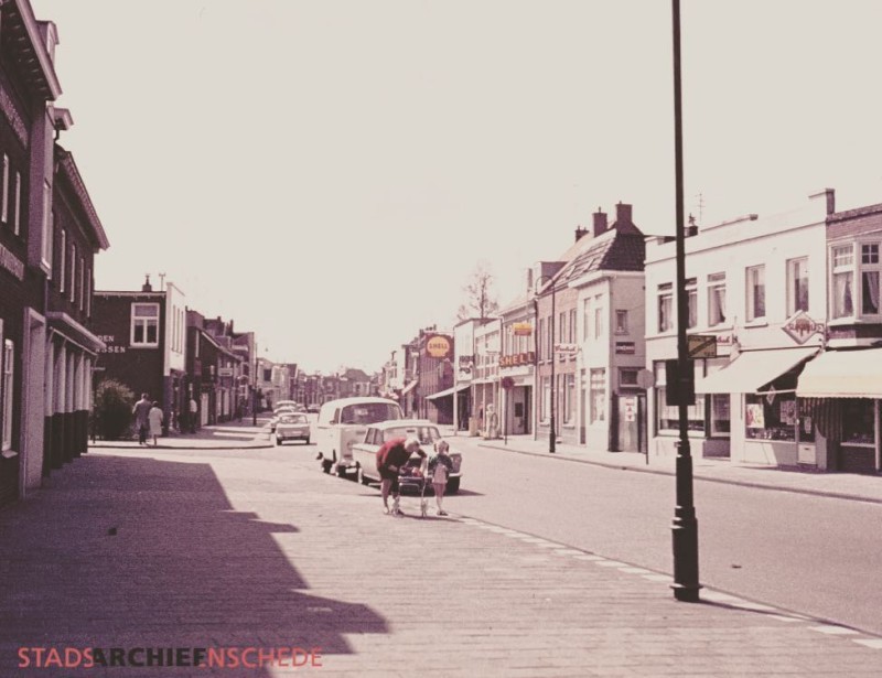 Kuipersdijk 48-50-54 rechts slagerij en cafe Heubach en cafe De Schimmel en links Soendastraat 1969.jpg