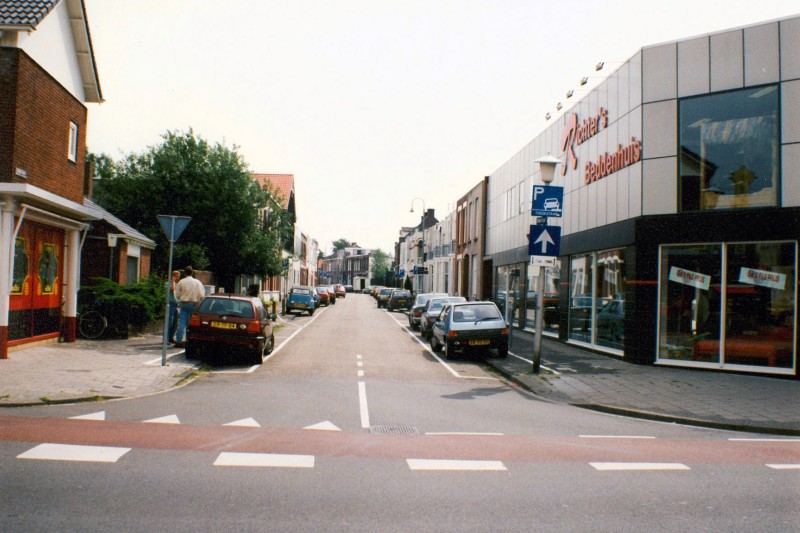 Kuipersdijk 71 hoek  Soendastraat Richter beddenhuis en aan de andere kant Chinees restaurant 1993.jpg
