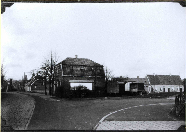 Kuipersdijk midden logement F. de Voer, rechts Soendastraat 1931.jpeg