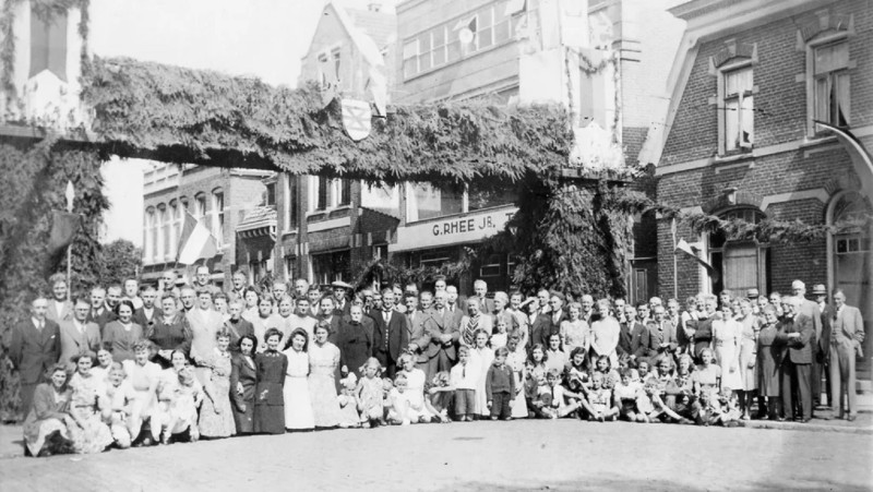 Kuipersdijk 87-93 en 95 G, Rhee Jr. na bevrijding 1945.jpg