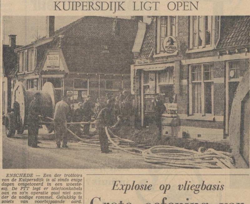 Kuipersdijk 146 hoek Bankastraat aanleg telefoonkabels krantenfoto Tubantia 9-3-1966.jpg
