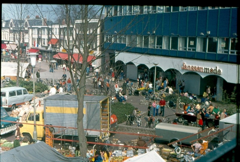 Markt op de Boulevard 1945 te Enschede (2).jpg