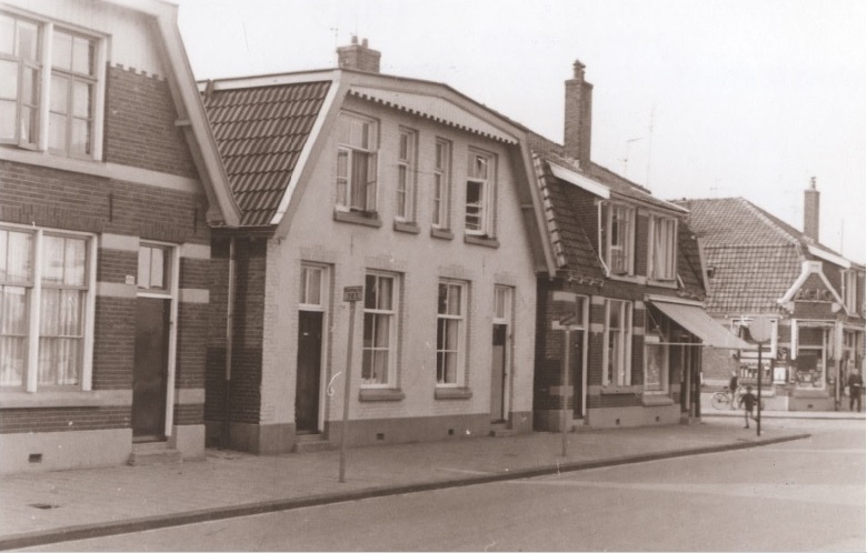 Kuipersdijk 148-154 Voorzijde woningen en winkels hoek Bankastraat1967.jpg