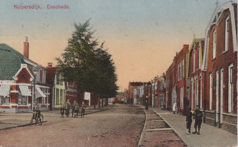 Kuipersdijk 149-151-153-155 rechts en 146 hoek Banakstraat links 1927.jpg