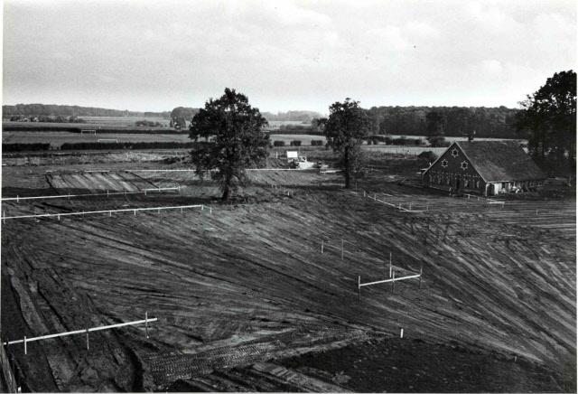 Kuipersdijk J.J. van Deinselaan Overzicht graafwerkzaamheden ten behoeve van de aan leg van het sportpark Het Diekman, met rechts erve Diekman. 1953.jpeg