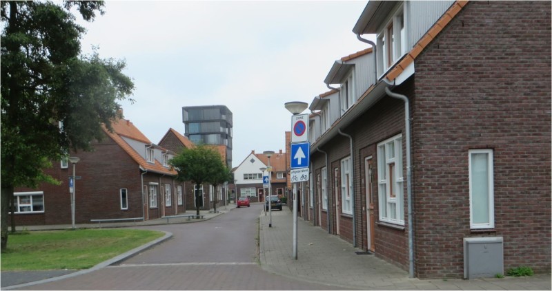 Kwartelstraat 2-12 links hoek Nachtegaalstraat.JPG