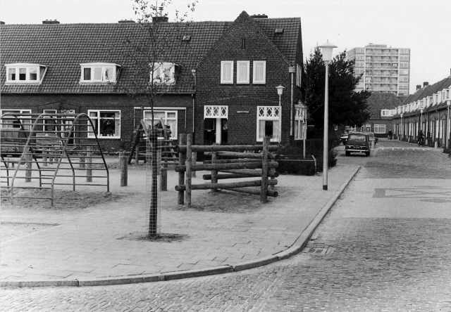 Kwartelstraat 11- 15 links vanaf Nachtegaalstraat Woningen rondom het Roomveldje. Rechts Merelstraat.jpeg
