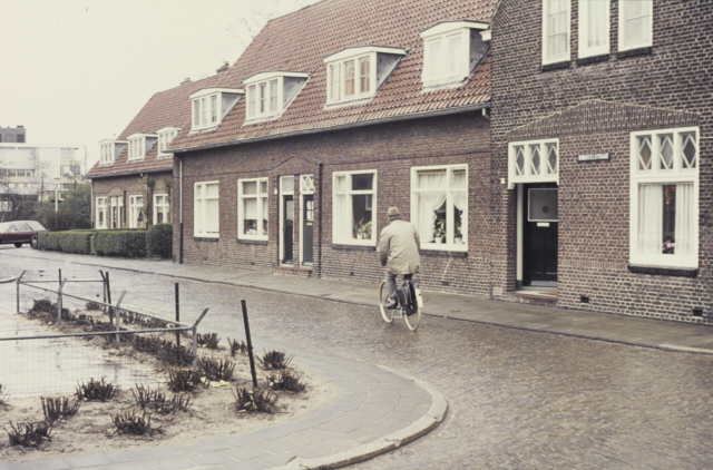 Kwartelstraat 1-15 Op de achtergrond bierbrouwerij Grolsch. jaren 70.jpeg