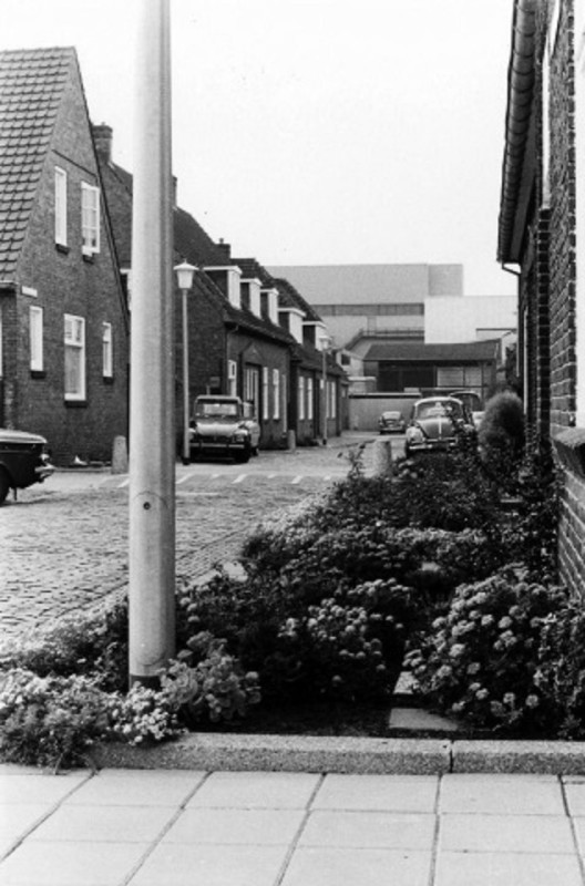 Kwartelstraat 17-21 rechts Straatbeeld in westelijke richting met brouwerij Grolsch aan het einde van de straat.jpeg