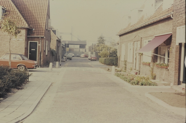 Kwartelstraat 17-19-21 rechts richting Nieuwluststraat met links de Nachtegaalstraat. jaren 70.jpeg