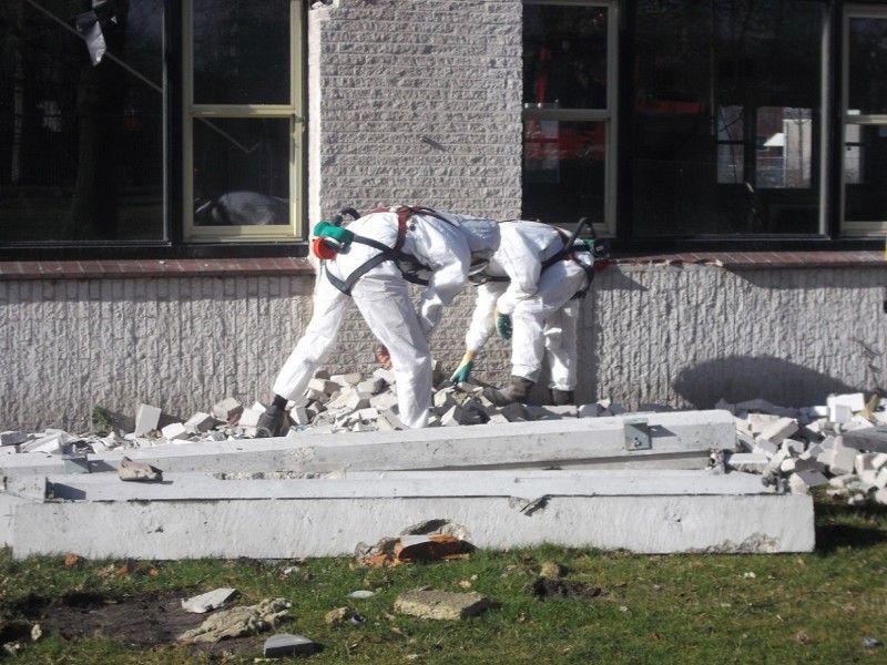 Kuipersdijk sloop DCW Mannen in asbestpakken 14-2-2014 (3).JPG
