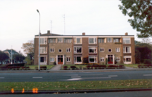 Laaressingel 9 hoek Oldenzaalsestraat 200 portiekflatwoningen 1982.jpeg