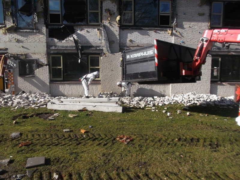 Kuipersdijk sloop DCW Mannen in asbestpakken 14-2-2014.JPG
