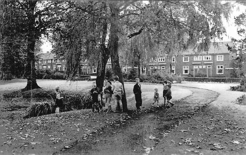 Laaressingel 94-100 tegenover florapark woningen bouwjaar 1927 foto 1950.jpg