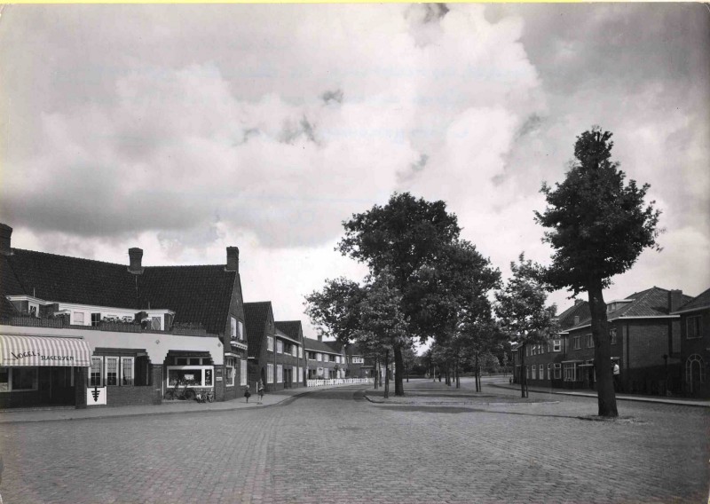Laaressingel 125-127 slagerij Vogel en tabakszaak J. ter Heide hoek Asterstraat 1939.jpg