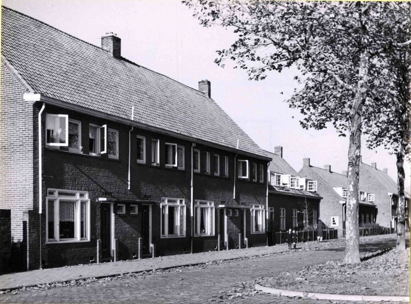 Laaressingel 150-162 en 164-170 noordwestzijde tussen Ribbeltsweg en Papaverstraat 1950.jpg