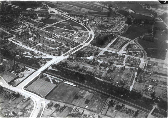 Laaressingel 176 hoek begoniastraat links en met 't Ribbelt, spoorlijn Enschede-Gronau en de Edo Bergsmabrug met links textielfabriek Van Heek & Co. luchtfoto van de Laares 1925.jpeg