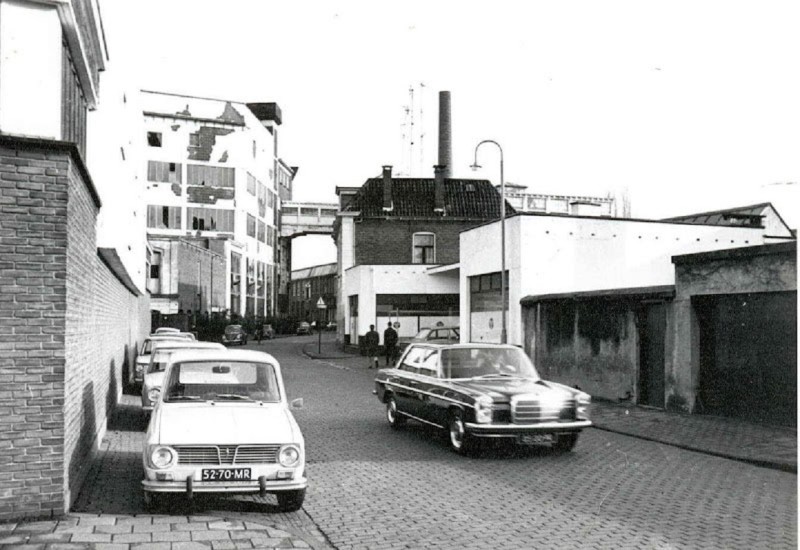 Lage Bothofstraat 4-10 rechts vanaf Oldenzaalsestraat garage en woonhuis Beimer en 5 links loopbrug textielfabriek Ter Kuile 1971.jpg