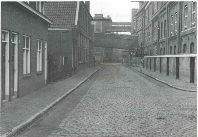 Lage Bothofstraat 68-74 links en loopbrug Textielfabriek Nico ter Kuile & Znt richting Oldenzaalsestraat. 1944.jpeg