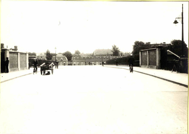 Lage Bothofstraat 216-218 links gezien vanaf de Edo Bergsmabrug 1920.jpeg