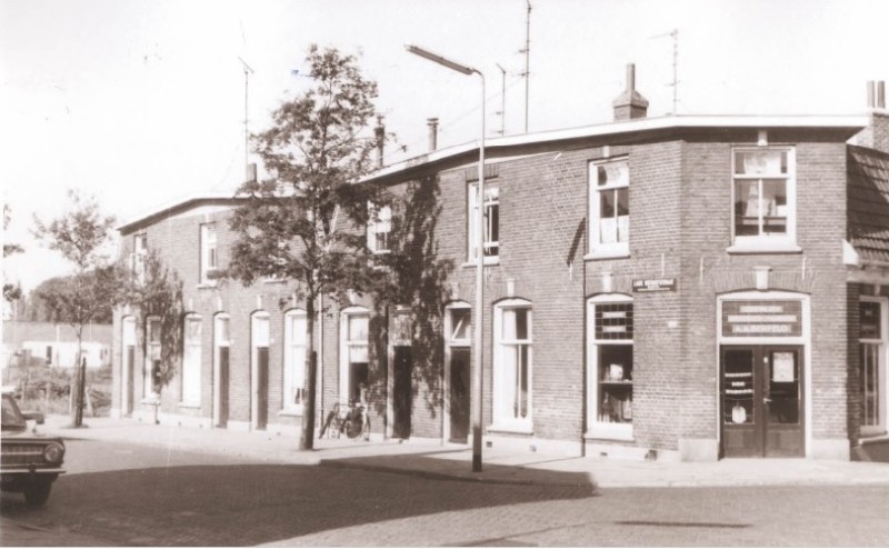 Lage Bothofstraat 237-245 en 247 winkel van A.A. Berfelo IJzerwaren en Gereedschappen 1967.jpg