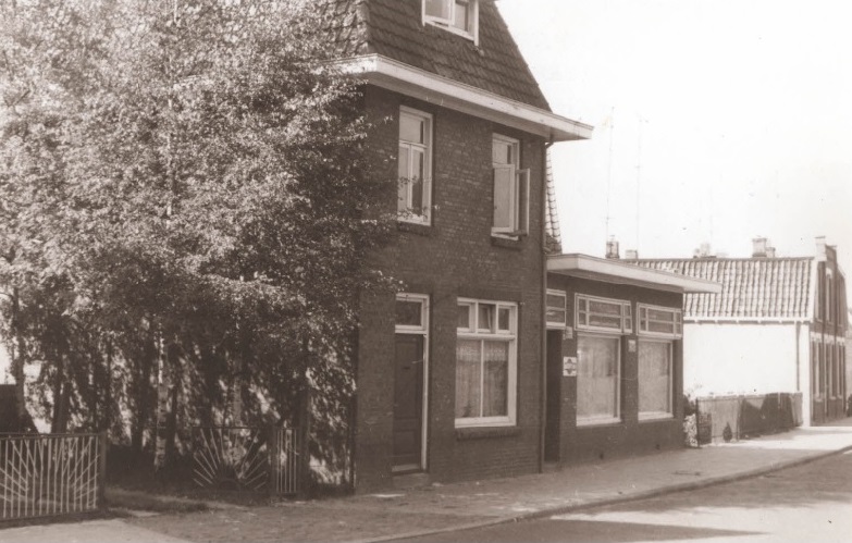 Lage Bothofstraat 398-400 cafe en woningen bouwjaar 1930 foto 1967.jpg