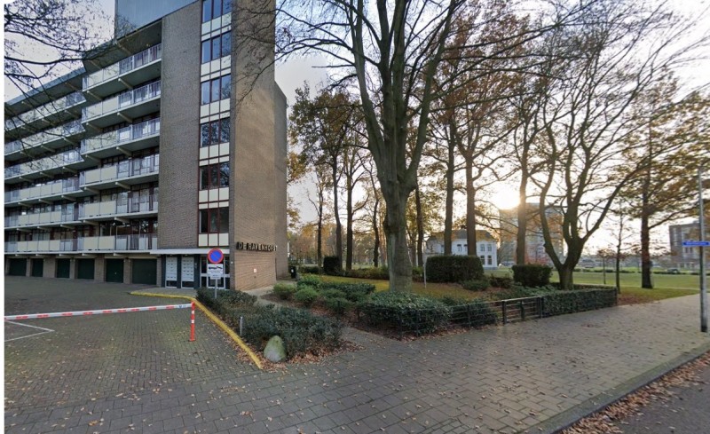 Marthalaan 2 hoek Espoortstraat flatgebouw De Ravenhorst foto nov. 2020.jpg