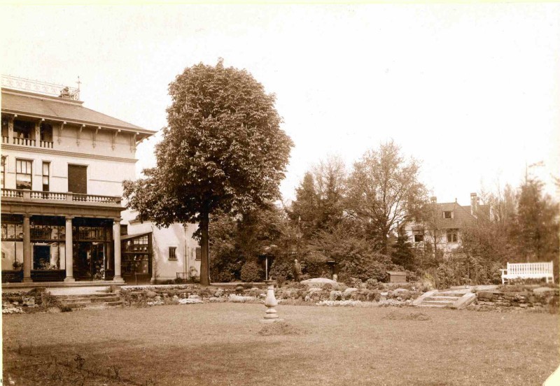Gronausestraat 129 hoek Marthalaan  Zicht op villa Ravenhorst en tuin 1935.jpg