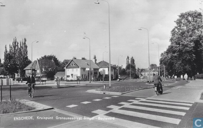 Gronausestraat 3-5 nieuw 135-137 oud kruispunt singels Boulevard 1945.jpg