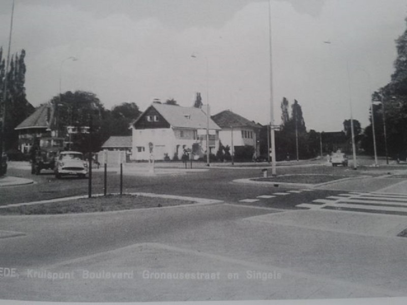 Gronausestraat 3-5 nieuw 135-137 oud vanaf Boulevard 1945 en singels.jpg
