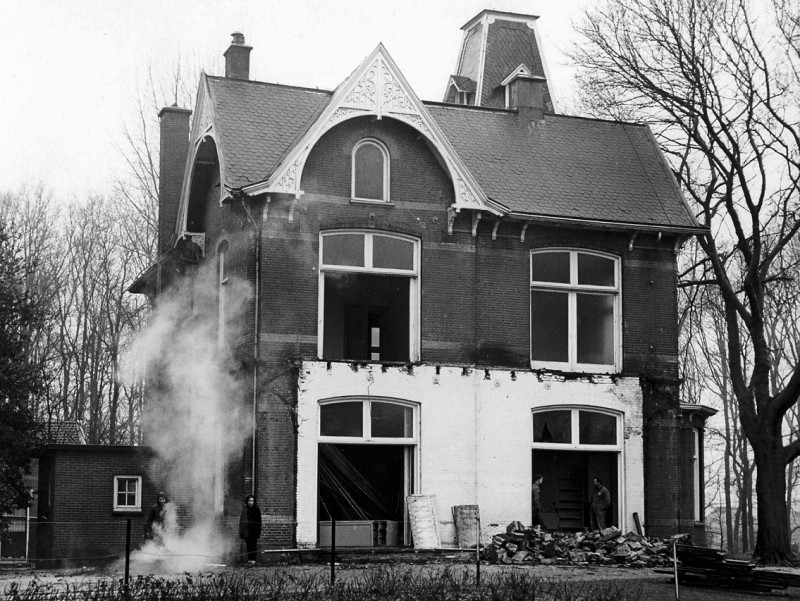 Gronausestraat 12 eerder 180 vanaf Lorentzlaan Afbraak villa met vrijstaand koetshuis Wooldrikspark, eind jaren 60..jpg