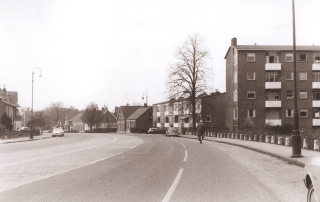 Gronausestraat tussen Slotzichtweg en Oostveenweg met rechts flatwoningen aan de Van Musschenbroekstraat 1967.jpeg