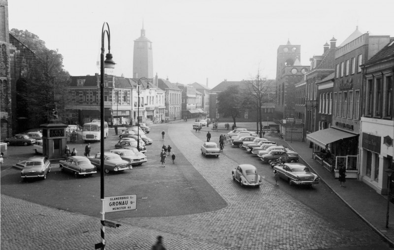 Markt brandmonument geparkeerde auto's.jpg