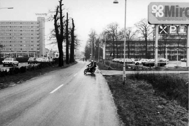 Gronausestraat 239-241 eerder 339-341 hoek Noord Esmarkerrondweg  rechts het woonzorgflat de Lindenhof en links de Volvoflat met de Volvo garage.jpeg