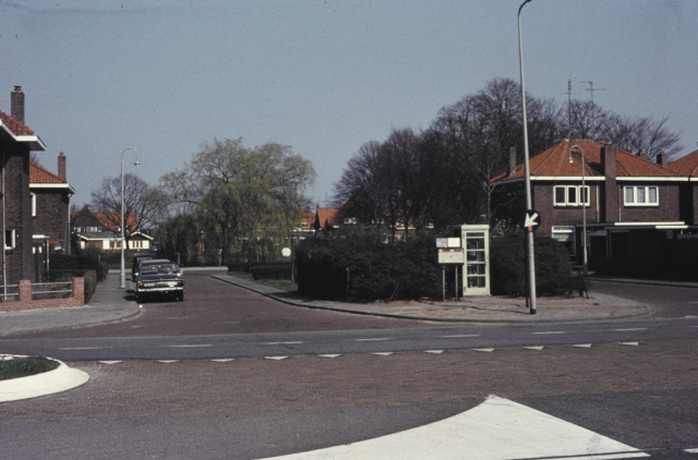 Gronausestraat 613-615 hoek Transvaalplein wijk Dolphia. Telefooncel en brievenbus langs de straat jaren 70.jpeg