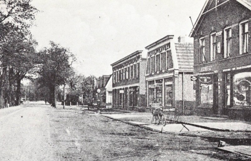 Rijksweg 6 later Gronausestraat 1355  Naast de gang waren vroeger slager Fokke Brouwer en kaaswinkel Gorter..jpg
