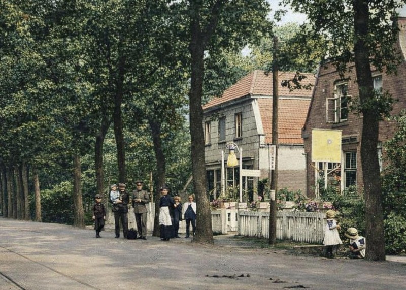 Gronausestraat 1242-1244 eerder Rijksweg 9 grens met het oude pand van Tegeler en daarnaast het pand van Hoogeveen.jpg