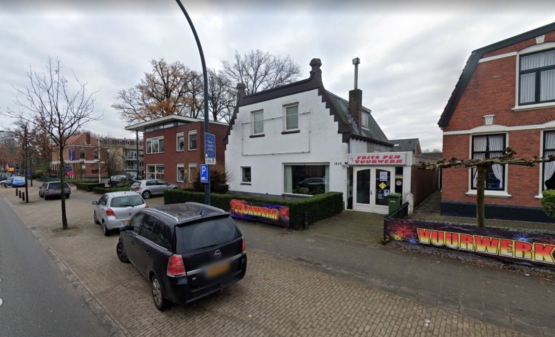 Gronausestraat 1240 Frits Pen vuurwerk vroeger Rijksweg 13 sigarenzaak H. Hoogeveen.jpg
