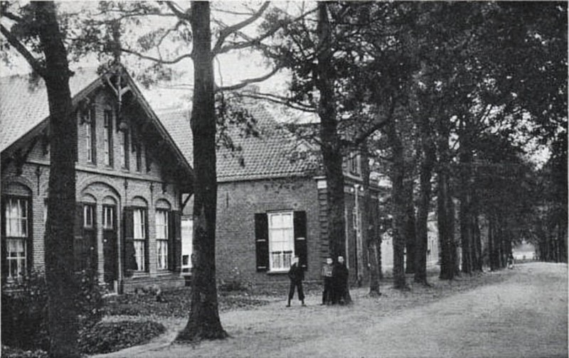 Rijksweg 12-14-16 douane woningen 1920. Hier staat nu het flatgebouw Heldersplein Gronausestraat.jpg