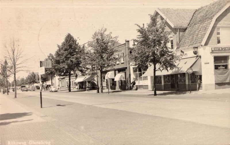 Rijksweg 28 later Gronausestraat 1305 hoek Kerkstraat rechts Supermarkt Visschedijk.jpg