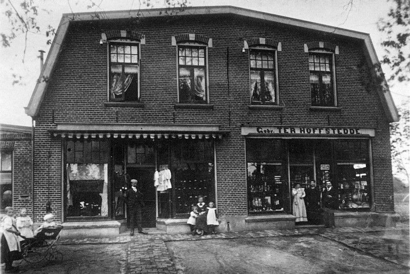 Rijksweg 30 nu Gronausestraat hoek Marktplein 22-24 nu Heldersplein  Gebr. ter Hoffstedde. Postkantoor 1920.jpg
