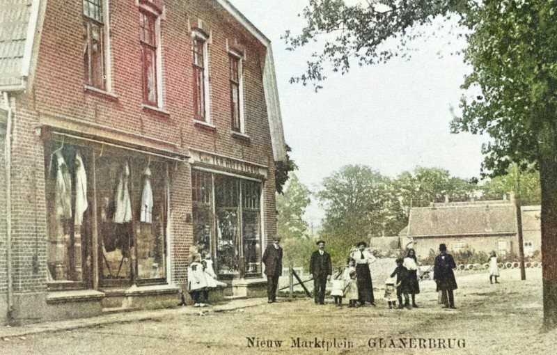 Rijksweg 30 hoek Heldersplein 1 vroeger Marktplein Rechts winkel Grimberg (v fam Tempel) van Fa. gebr. Ter Hoffstedde . Later huis doker Eshuis. Links manifacturierszaak Roring tevens hulppostkantoor.jpg