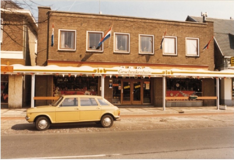Gronausestraat 1297 eerder Rijksweg 36 Geschenkenhuis Slot 1977 vroeger pand J.J. Damhuis verfwaren.jpg
