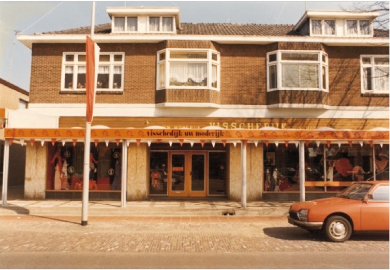 Rijksweg 38 later Gronausestraat 1293-1295 Visschedijk modezaak 1977.jpg