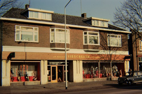 Gronausestraat 1293 eerder Rijksweg 40 Visschedijk modezaak.jpg