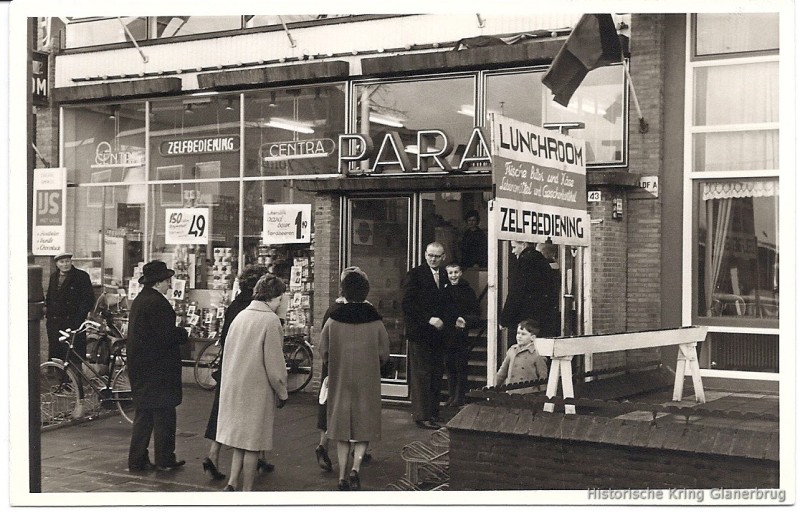 Rijksweg 43 later Gronausestraat 1214 Centra Zelfbediening Paraat , Padberg 1970 eerder winkel De Spar  J.Oosterkamp.jpg