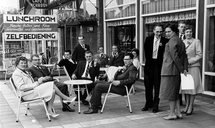 Gronausestraat 1210 terras Hotel De Post en daarnaast zelfbediening en lunchroom Paraat.jpg