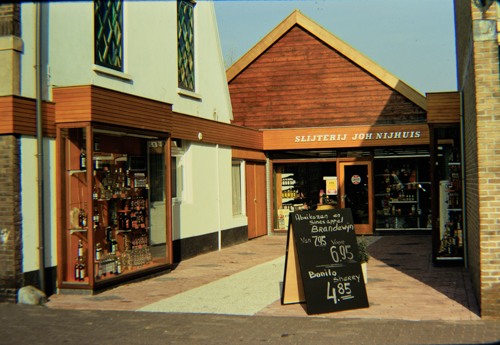 Gronausestraat 1275 eerder Rijksweg 56 slijterij Joh. Nijhuis.jpg